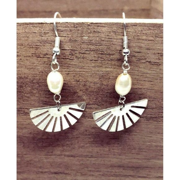 Simple pearl Earrings - Picture 1 of 12